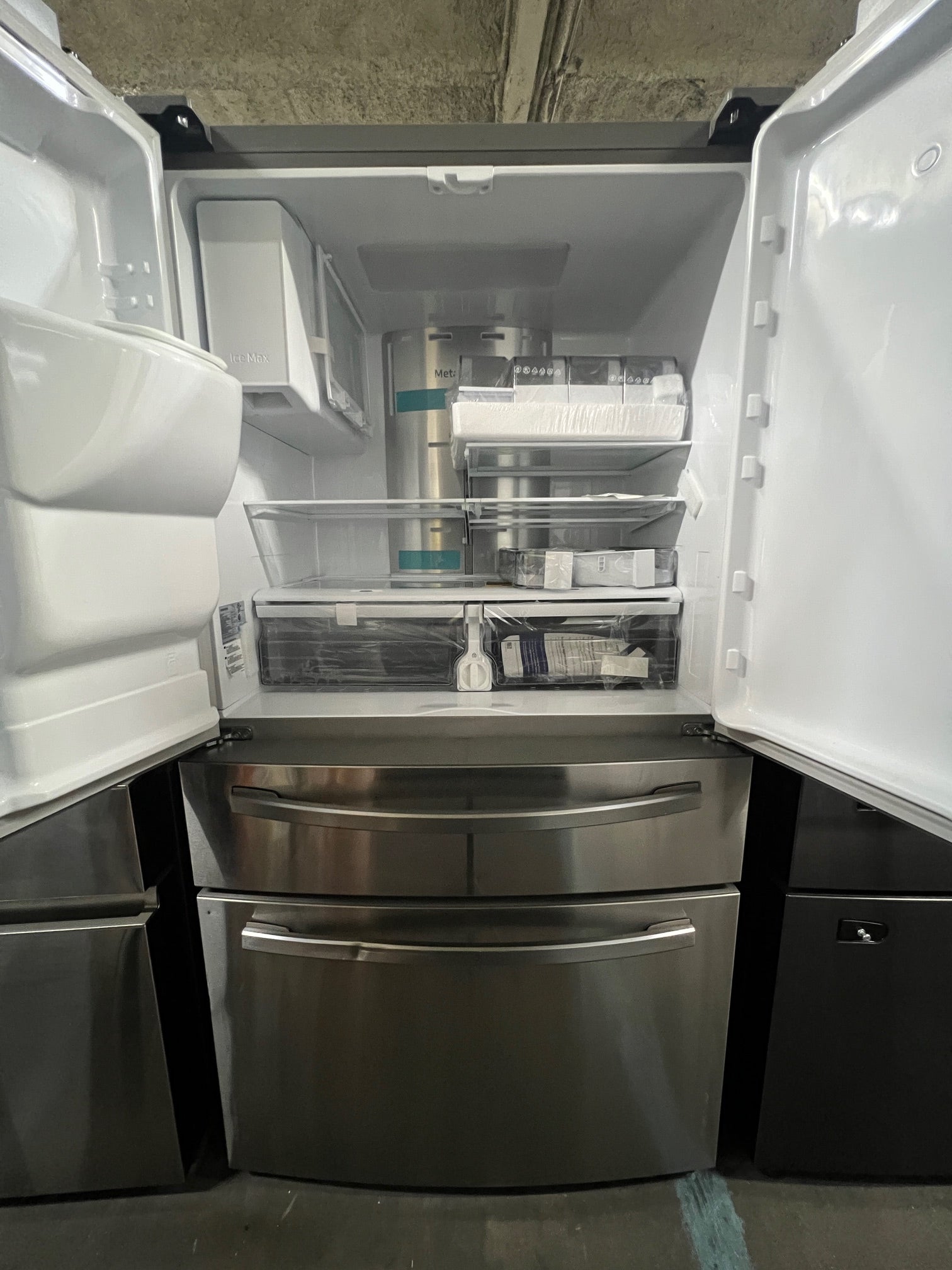 Samsung - Family Hub 22.2 Cu. Ft. 4-Door French Door Counter-Depth Fingerprint Resistant Refrigerator - Stainless Steel